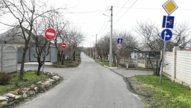 «Или уберите их, или нормально установите», - николаевец о дорожных знаках в Широкой Балке, которые крутятся по ветру, как флюгеры | Корабелов.ИНФО image 2