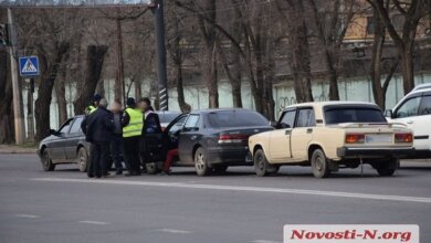 На светофоре на проспекте Богоявленском столкнулись сразу три автомобиля | Корабелов.ИНФО