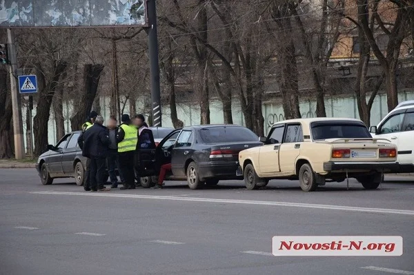 На светофоре на проспекте Богоявленском столкнулись сразу три автомобиля | Корабелов.ИНФО