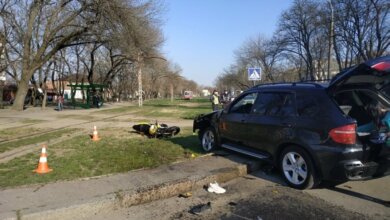 В Николаеве девушка на «БМВ» сбила мотоцикл: двое пострадавших | Корабелов.ИНФО image 2