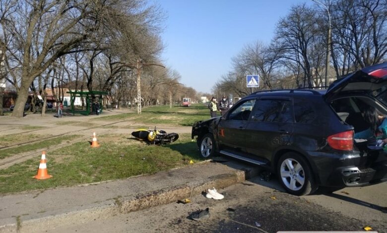 В Николаеве девушка на «БМВ» сбила мотоцикл: двое пострадавших | Корабелов.ИНФО image 2