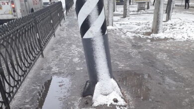 "Неможливо розминутися": жителям Корабельного района мешают билборды, стоящие посреди тротуаров | Корабелов.ИНФО