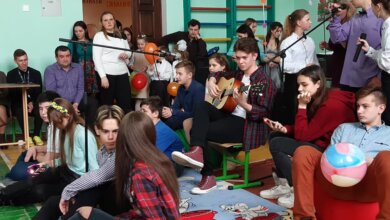 Парни из Корабельного района танцем в женских платьях поздравили девчонок (ВИДЕО) | Корабелов.ИНФО