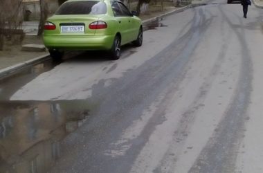 "Через наш двор течет вода и прочие жидкости", - жители Корабельного района страдают из-за аварий водопровода у торгового центра | Корабелов.ИНФО image 1