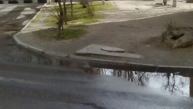 "Через наш двор течет вода и прочие жидкости", - жители Корабельного района страдают из-за аварий водопровода у торгового центра | Корабелов.ИНФО image 2