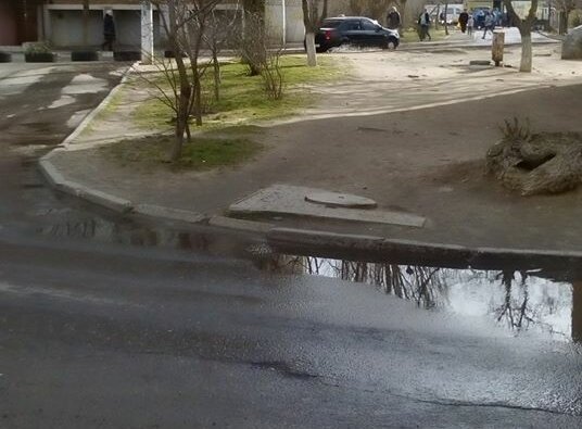 "Через наш двор течет вода и прочие жидкости", - жители Корабельного района страдают из-за аварий водопровода у торгового центра | Корабелов.ИНФО image 2