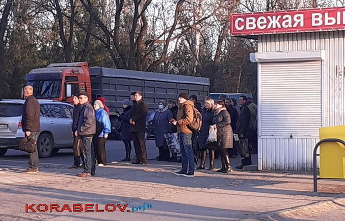 люди на остановке