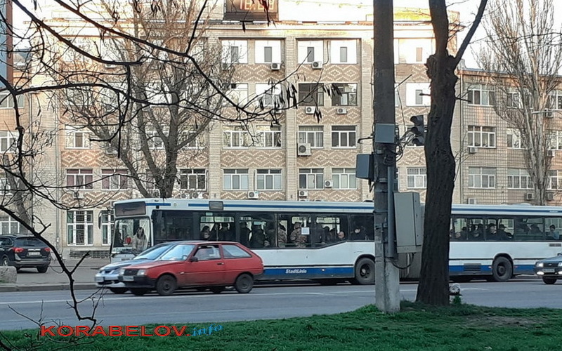 люди в автобусе №83