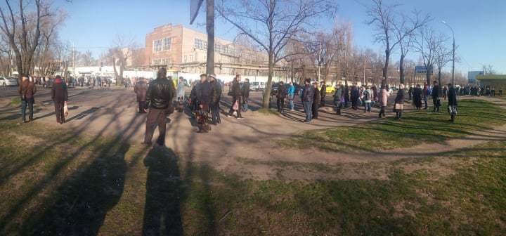 люди на остановке возле "Зори"