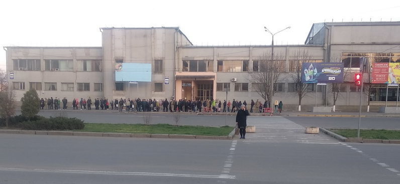 люди на конечной остановке маршрута №50