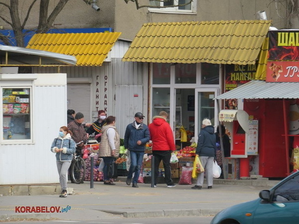 стихийная торговля на "пятаке"