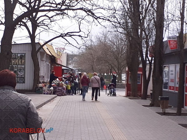 стихийная торговля на "пятаке"