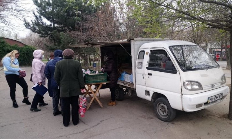 несанкционированная торговля колбасой возле остановки общественного транспорта по пр. Богоявленскому