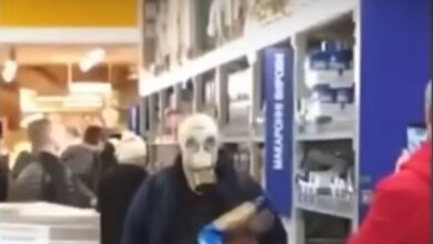 Коронавирус: Появилось видео покупателя в противогазе в николаевском супермаркете | Корабелов.ИНФО