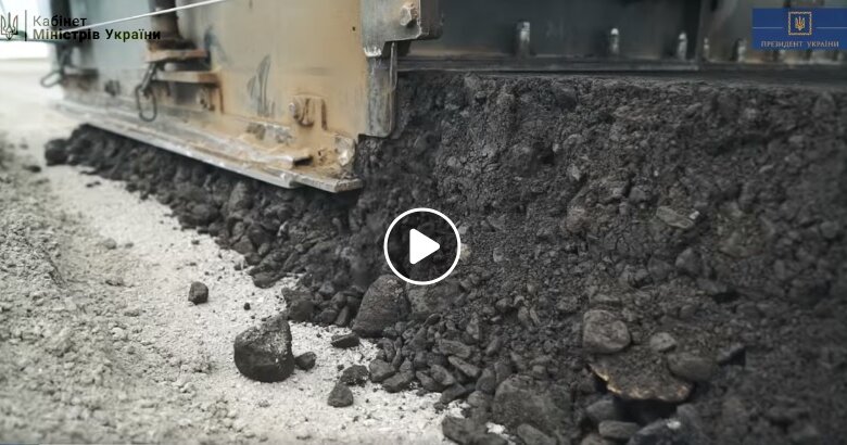В Укравтодоре показали, как идет строительство бетонной трассы в Витовском районе (видео) | Корабелов.ИНФО