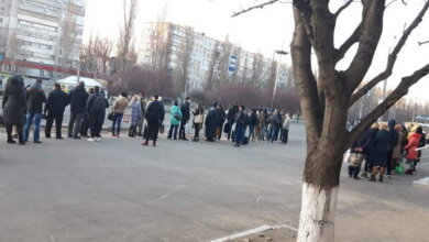 Карантин в Николаеве: на остановках - очереди; контролеров, не пускающих пассажиров, пытаются бить | Корабелов.ИНФО image 3
