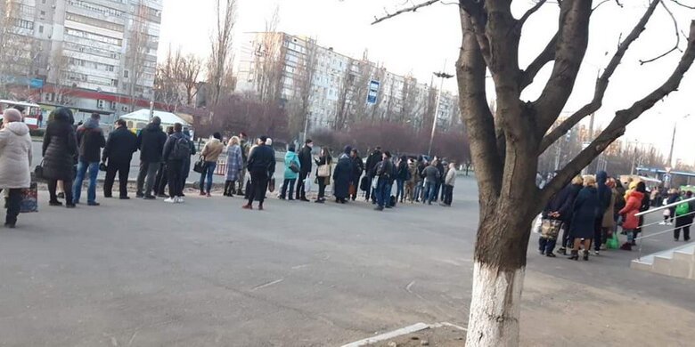 Карантин в Николаеве: на остановках - очереди; контролеров, не пускающих пассажиров, пытаются бить | Корабелов.ИНФО image 3