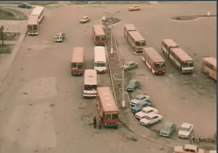 заводская площадь НГЗ, кадр из фильма "Штормовое предупреждение" (1988 г.)