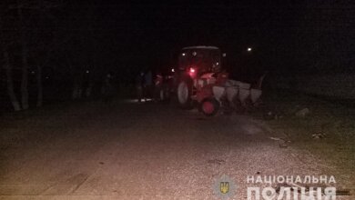 BMW на трассе в Николаевской области врезался в трактор - погибло двое человек | Корабелов.ИНФО