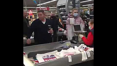 Мужчина, бросивший кассиру в лицо мелочь, извинился в полиции (видео) | Корабелов.ИНФО