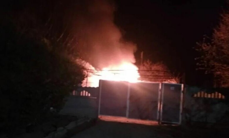 В пасхальную ночь в Лупарево горел дом. Тушить помогали пожарные из Корабельного района | Корабелов.ИНФО