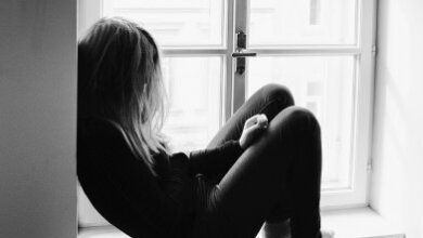 Жительница Корабельного района выпрыгнула с балкона 3-го этажа, пытаясь покончить с собой | Корабелов.ИНФО