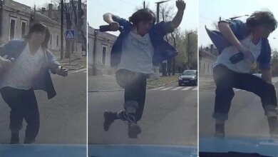 В Николаеве пешеход с разбега запрыгнул на капот автомобиля и помял ему крыло (видео) | Корабелов.ИНФО