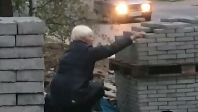 Николаевцы сняли на видео пенсионерку, воровавшую плитку в центре города | Корабелов.ИНФО