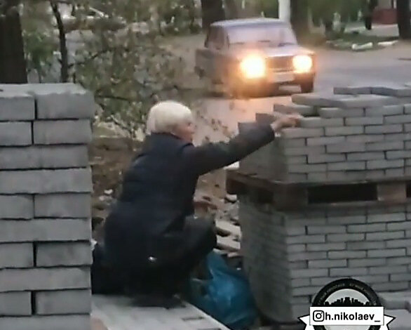 Николаевцы сняли на видео пенсионерку, воровавшую плитку в центре города | Корабелов.ИНФО