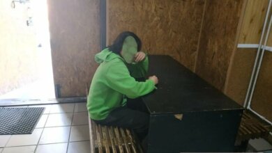 "Любитель паркура": в Николаеве патруль задержал парня, пробежавшего и по их машине (видео) | Корабелов.ИНФО