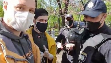 В Киеве полицейские напали на журналиста в прямом эфире (видео) | Корабелов.ИНФО