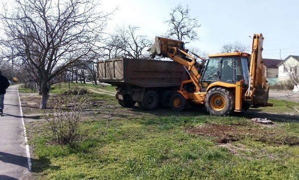 уборка опавших веток и мусора в Корабельном районе
