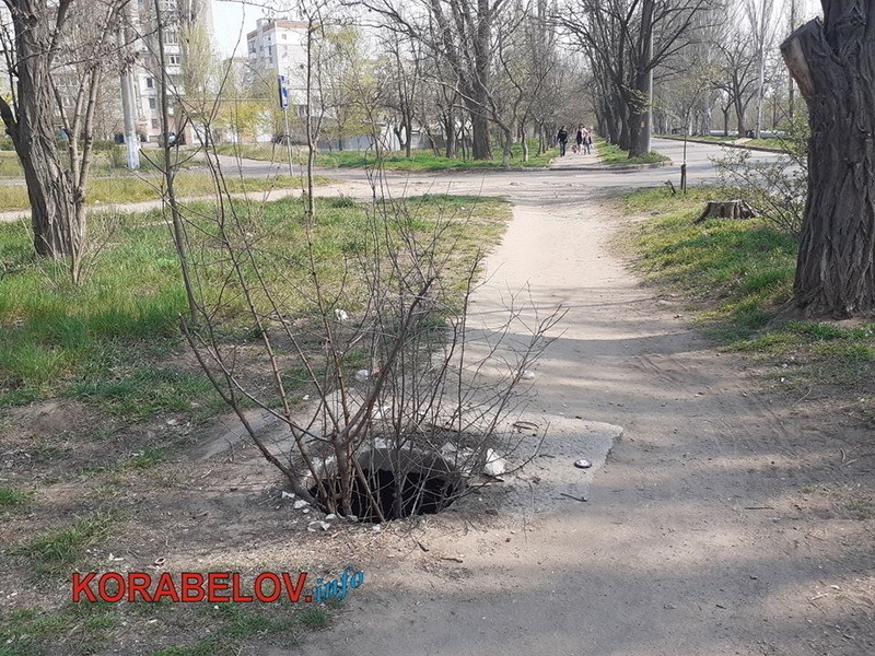 открытый люк в Корабельном районе