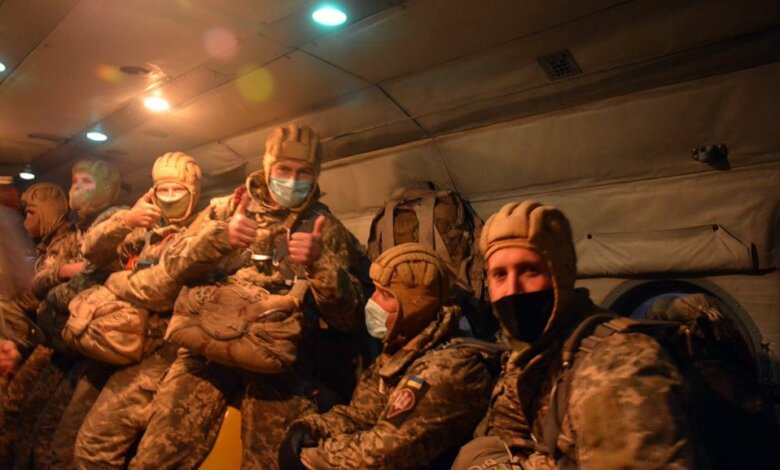Николаевские десантники провели ночные прыжки с парашютом и в масках | Корабелов.ИНФО