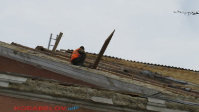 Начат ремонт крыши ДК «Корабельный», которую сорвало ветром в феврале (Видео) | Корабелов.ИНФО