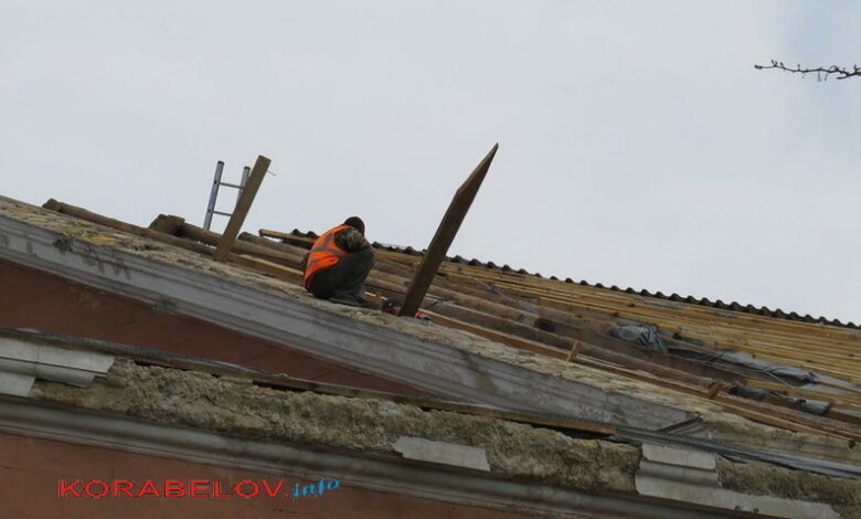 Начат ремонт крыши ДК «Корабельный», которую сорвало ветром в феврале (Видео) | Корабелов.ИНФО