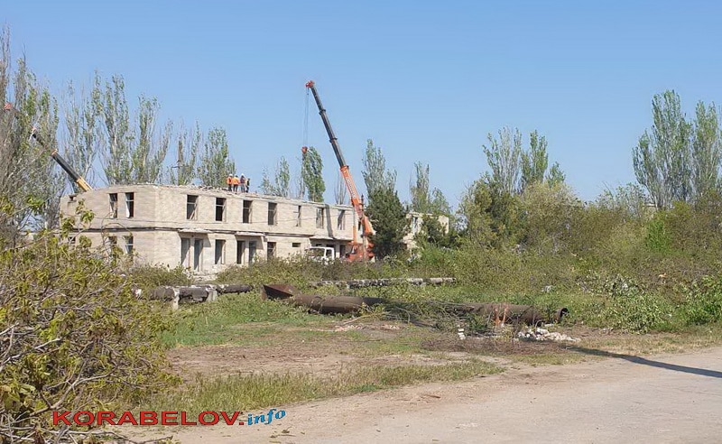 снос деревьев и старой "инфекционки"