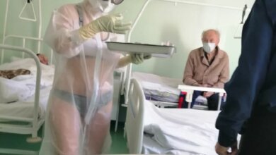 Пациенты были не против: медсестра надела защитный костюм на купальник (фото) | Корабелов.ИНФО