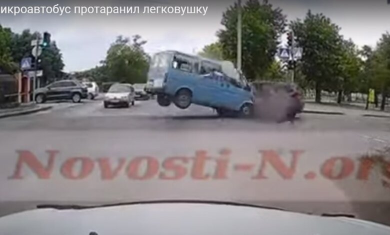 Встреча двух "Фордов": В Николаеве "Транзит" на полном ходу врезался в бок "Эскорта" (видео) | Корабелов.ИНФО image 2