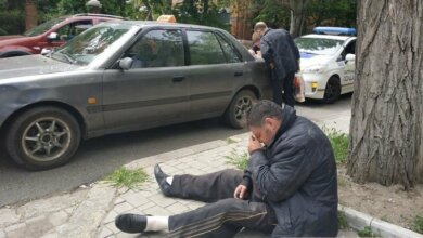 В Николаеве пьяный таксист уснул на асфальте: в салоне авто нашли наркотики. Видео | Корабелов.ИНФО