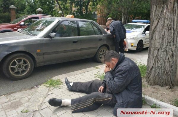 В Николаеве пьяный таксист уснул на асфальте: в салоне авто нашли наркотики. Видео | Корабелов.ИНФО