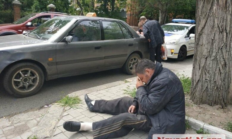 В Николаеве пьяный таксист уснул на асфальте: в салоне авто нашли наркотики. Видео | Корабелов.ИНФО