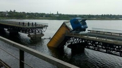 Под грузовиком обрушился мост через водохранилище: авто зависло на краю | Корабелов.ИНФО