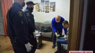 В Николаеве полицейские через балкон проникли в квартиру к наркоманам | Корабелов.ИНФО