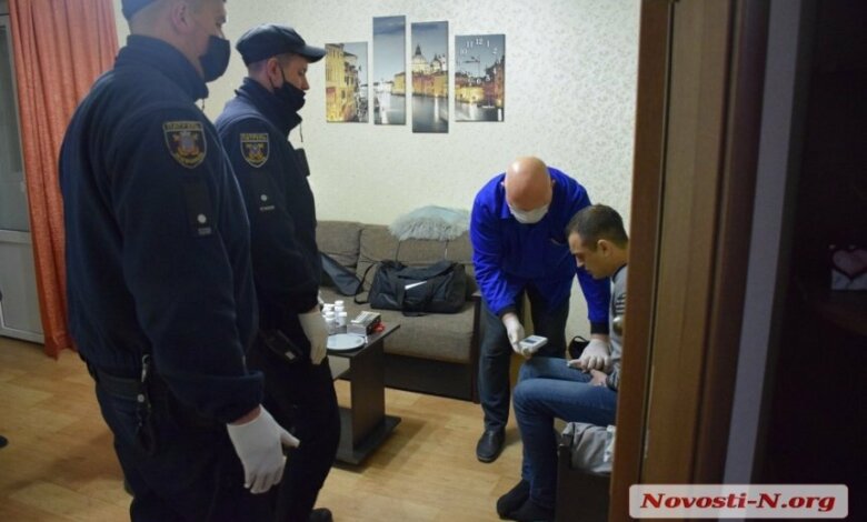 В Николаеве полицейские через балкон проникли в квартиру к наркоманам | Корабелов.ИНФО