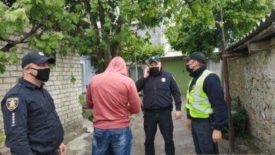 В Николаеве двое детей с бабушкой забаррикадировались в доме, чтобы не впустить «захватчиков» | Корабелов.ИНФО