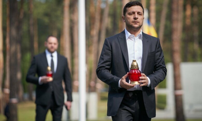 Зеленский почтил память жертв коммунистических репрессий | Корабелов.ИНФО