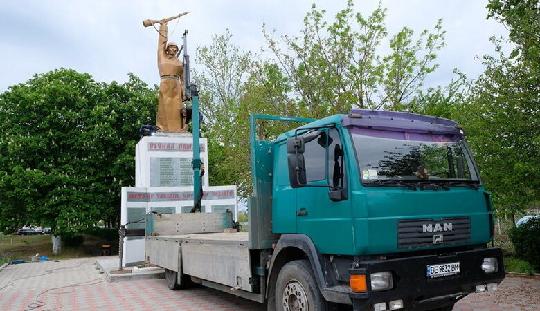 Замість зруйнованого торік: в с. Галицинове встановлено новий пам'ятник воїнам-односельцям | Корабелов.ИНФО image 1