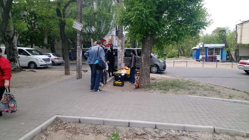 стихийная торговля возле школы №33