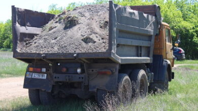 Вывоз "КамАЗами" чернозема в Корабельном разрешил глава района Цуканов. А Сенкевич считает, что "это грязь" (Видео) | Корабелов.ИНФО image 3